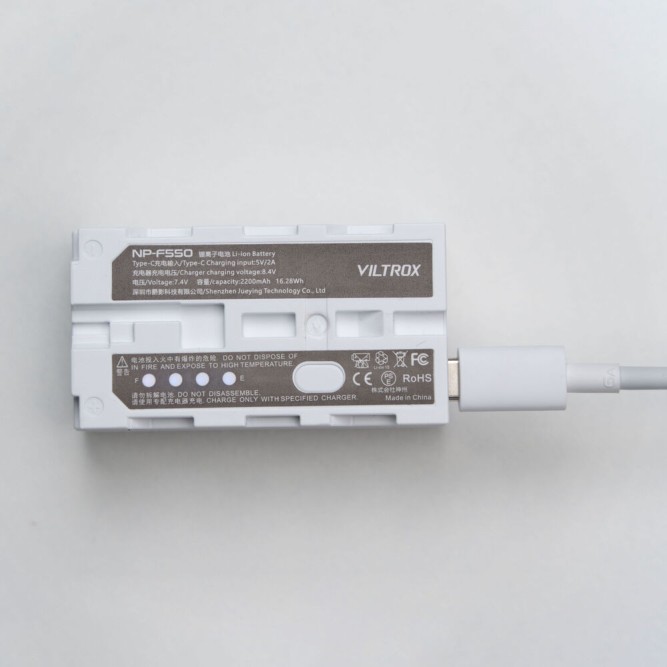 Акумулятор для LED світла Viltrox NP-F550 з USB портом (2200mAh)