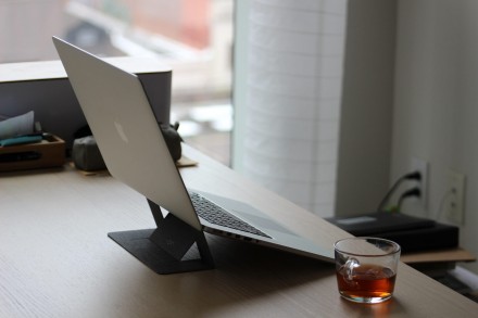 MOFT STAND - невидимая подставка для ноутбука, серая